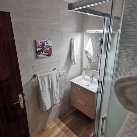 Cozy With 2 Bedrooms *