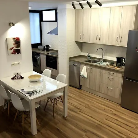 Cozy With 2 Bedrooms Apartment *