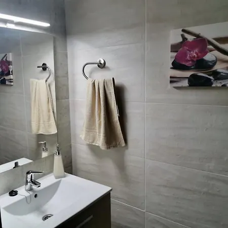 Apartment Cozy With 2 Bedrooms *
