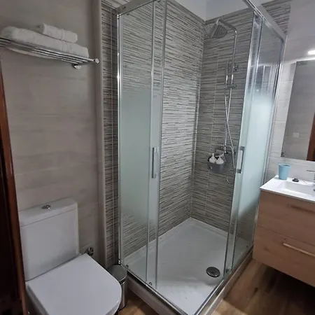 Cozy With 2 Bedrooms Apartment *